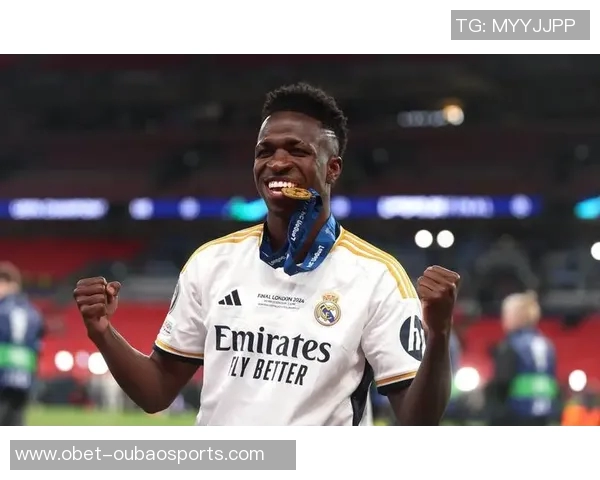 一年前的今天罗德里荣获金球奖见证足球历史的辉煌时刻 一年前的今天罗德里荣获金球奖见证足球历史的辉煌时刻