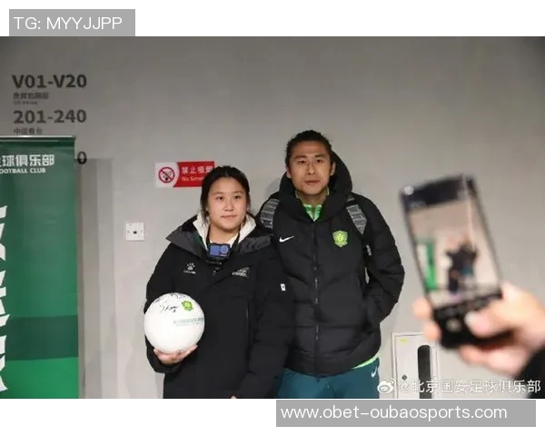 北京国安主场赛后邀请球迷家庭与队员亲密合影共度美好时光
